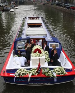 03-07-2009 SHOWBIZZ; UITVAART VAN BOLLE JAN FROGER IN AMSTERDAM. Na een prachtige dienst in de Rode Hoed te Amsterdam ging Bolle Jan nog een keer een rondje Amsterdam doen met een rondvaart. Vele familie leden- vrienden en bekenden waren naar Amsterdam gekomen om afscheid te nemen van Bolle Jan.
foto: Albert den Iseger.