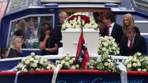 03-07-2009 SHOWBIZZ; UITVAART VAN BOLLE JAN FROGER IN AMSTERDAM. Na een prachtige dienst in de Rode Hoed te Amsterdam ging Bolle Jan nog een keer een rondje Amsterdam doen met een rondvaart. Vele familie leden- vrienden en bekenden waren naar Amsterdam gekomen om afscheid te nemen van Bolle Jan.
foto: Albert den Iseger.