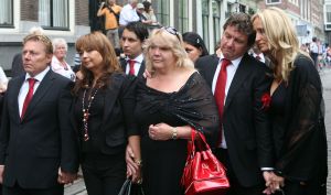 03-07-2009 SHOWBIZZ; UITVAART VAN BOLLE JAN FROGER IN AMSTERDAM. Na een prachtige dienst in de Rode Hoed te Amsterdam ging Bolle Jan nog een keer een rondje Amsterdam doen met een rondvaart. Vele familie leden- vrienden en bekenden waren naar Amsterdam gekomen om afscheid te nemen van Bolle Jan.
foto: Albert den Iseger.