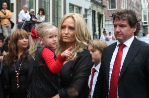 03-07-2009 SHOWBIZZ; UITVAART VAN BOLLE JAN FROGER IN AMSTERDAM. Na een prachtige dienst in de Rode Hoed te Amsterdam ging Bolle Jan nog een keer een rondje Amsterdam doen met een rondvaart. Vele familie leden- vrienden en bekenden waren naar Amsterdam gekomen om afscheid te nemen van Bolle Jan.
foto: Albert den Iseger.