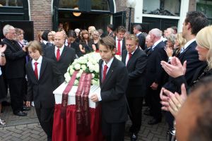 03-07-2009 SHOWBIZZ; UITVAART VAN BOLLE JAN FROGER IN AMSTERDAM. Na een prachtige dienst in de Rode Hoed te Amsterdam ging Bolle Jan nog een keer een rondje Amsterdam doen met een rondvaart. Vele familie leden- vrienden en bekenden waren naar Amsterdam gekomen om afscheid te nemen van Bolle Jan.
foto: Albert den Iseger.