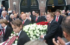03-07-2009 SHOWBIZZ; UITVAART VAN BOLLE JAN FROGER IN AMSTERDAM. Na een prachtige dienst in de Rode Hoed te Amsterdam ging Bolle Jan nog een keer een rondje Amsterdam doen met een rondvaart. Vele familie leden- vrienden en bekenden waren naar Amsterdam gekomen om afscheid te nemen van Bolle Jan.
foto: Albert den Iseger.