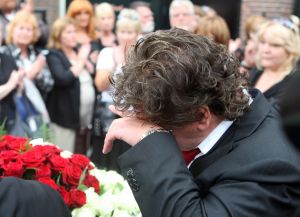 03-07-2009 SHOWBIZZ; UITVAART VAN BOLLE JAN FROGER IN AMSTERDAM. Na een prachtige dienst in de Rode Hoed te Amsterdam ging Bolle Jan nog een keer een rondje Amsterdam doen met een rondvaart. Vele familie leden- vrienden en bekenden waren naar Amsterdam gekomen om afscheid te nemen van Bolle Jan.
foto: Albert den Iseger.