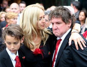 03-07-2009 SHOWBIZZ; UITVAART VAN BOLLE JAN FROGER IN AMSTERDAM. Na een prachtige dienst in de Rode Hoed te Amsterdam ging Bolle Jan nog een keer een rondje Amsterdam doen met een rondvaart. Vele familie leden- vrienden en bekenden waren naar Amsterdam gekomen om afscheid te nemen van Bolle Jan.
foto: Albert den Iseger.03-07-2009 SHOWBIZZ; UITVAART VAN BOLLE JAN FROGER IN AMSTERDAM. Na een prachtige dienst in de Rode Hoed te Amsterdam ging Bolle Jan nog een keer een rondje Amsterdam doen met een rondvaart. Vele familie leden- vrienden en bekenden waren naar Amsterdam gekomen om afscheid te nemen van Bolle Jan.
foto: Albert den Iseger.