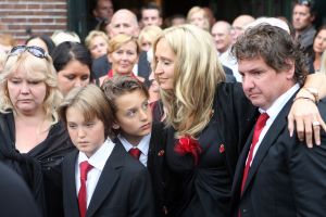 03-07-2009 SHOWBIZZ; UITVAART VAN BOLLE JAN FROGER IN AMSTERDAM. Na een prachtige dienst in de Rode Hoed te Amsterdam ging Bolle Jan nog een keer een rondje Amsterdam doen met een rondvaart. Vele familie leden- vrienden en bekenden waren naar Amsterdam gekomen om afscheid te nemen van Bolle Jan.
foto: Albert den Iseger.