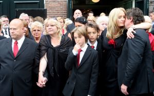 03-07-2009 SHOWBIZZ; UITVAART VAN BOLLE JAN FROGER IN AMSTERDAM. Na een prachtige dienst in de Rode Hoed te Amsterdam ging Bolle Jan nog een keer een rondje Amsterdam doen met een rondvaart. Vele familie leden- vrienden en bekenden waren naar Amsterdam gekomen om afscheid te nemen van Bolle Jan.
foto: Albert den Iseger.
