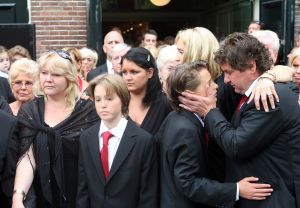 03-07-2009 SHOWBIZZ; UITVAART VAN BOLLE JAN FROGER IN AMSTERDAM. Na een prachtige dienst in de Rode Hoed te Amsterdam ging Bolle Jan nog een keer een rondje Amsterdam doen met een rondvaart. Vele familie leden- vrienden en bekenden waren naar Amsterdam gekomen om afscheid te nemen van Bolle Jan.
foto: Albert den Iseger.