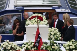 03-07-2009 SHOWBIZZ; UITVAART VAN BOLLE JAN FROGER IN AMSTERDAM. Na een prachtige dienst in de Rode Hoed te Amsterdam ging Bolle Jan nog een keer een rondje Amsterdam doen met een rondvaart. Vele familie leden- vrienden en bekenden waren naar Amsterdam gekomen om afscheid te nemen van Bolle Jan.
foto: Albert den Iseger.