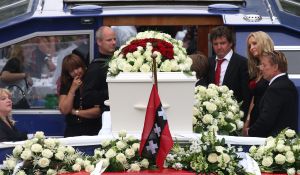 03-07-2009 SHOWBIZZ; UITVAART VAN BOLLE JAN FROGER IN AMSTERDAM. Na een prachtige dienst in de Rode Hoed te Amsterdam ging Bolle Jan nog een keer een rondje Amsterdam doen met een rondvaart. Vele familie leden- vrienden en bekenden waren naar Amsterdam gekomen om afscheid te nemen van Bolle Jan.
foto: Albert den Iseger.