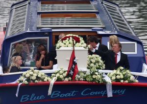 03-07-2009 SHOWBIZZ; UITVAART VAN BOLLE JAN FROGER IN AMSTERDAM. Na een prachtige dienst in de Rode Hoed te Amsterdam ging Bolle Jan nog een keer een rondje Amsterdam doen met een rondvaart. Vele familie leden- vrienden en bekenden waren naar Amsterdam gekomen om afscheid te nemen van Bolle Jan.
foto: Albert den Iseger.