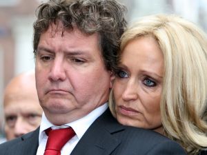 03-07-2009 SHOWBIZZ; UITVAART VAN BOLLE JAN FROGER IN AMSTERDAM. Na een prachtige dienst in de Rode Hoed te Amsterdam ging Bolle Jan nog een keer een rondje Amsterdam doen met een rondvaart. Vele familie leden- vrienden en bekenden waren naar Amsterdam gekomen om afscheid te nemen van Bolle Jan.
foto: Albert den Iseger.