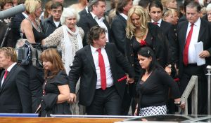 03-07-2009 SHOWBIZZ; UITVAART VAN BOLLE JAN FROGER IN AMSTERDAM. Na een prachtige dienst in de Rode Hoed te Amsterdam ging Bolle Jan nog een keer een rondje Amsterdam doen met een rondvaart. Vele familie leden- vrienden en bekenden waren naar Amsterdam gekomen om afscheid te nemen van Bolle Jan.
foto: Albert den Iseger.