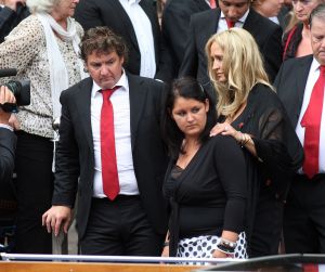 03-07-2009 SHOWBIZZ; UITVAART VAN BOLLE JAN FROGER IN AMSTERDAM. Na een prachtige dienst in de Rode Hoed te Amsterdam ging Bolle Jan nog een keer een rondje Amsterdam doen met een rondvaart. Vele familie leden- vrienden en bekenden waren naar Amsterdam gekomen om afscheid te nemen van Bolle Jan.
foto: Albert den Iseger.
