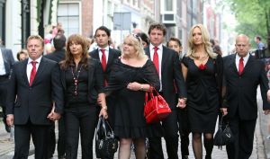 03-07-2009 SHOWBIZZ; UITVAART VAN BOLLE JAN FROGER IN AMSTERDAM. Na een prachtige dienst in de Rode Hoed te Amsterdam ging Bolle Jan nog een keer een rondje Amsterdam doen met een rondvaart. Vele familie leden- vrienden en bekenden waren naar Amsterdam gekomen om afscheid te nemen van Bolle Jan.
foto: Albert den Iseger.