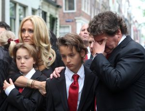 03-07-2009 SHOWBIZZ; UITVAART VAN BOLLE JAN FROGER IN AMSTERDAM. Na een prachtige dienst in de Rode Hoed te Amsterdam ging Bolle Jan nog een keer een rondje Amsterdam doen met een rondvaart. Vele familie leden- vrienden en bekenden waren naar Amsterdam gekomen om afscheid te nemen van Bolle Jan.
foto: Albert den Iseger.