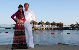 04-07-2009 SHOWBIZZ; RIA BRIEFFIES MET GEZIN HEERLIJK OP VAKANTIE IN TURKIJE. Zij koesterde elk moment met haar familie en vrienden in het zon overgoten Turkije. Lees het zeer aangrijpende verhaal wat Yvonne Hoebe optekende deze week in uw weekblad Prive. Exclusieve foto-s: Albert den Iseger.
Downloads van foto na toestemming van fotograaf.