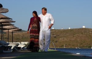 04-07-2009 SHOWBIZZ; RIA BRIEFFIES MET GEZIN HEERLIJK OP VAKANTIE IN TURKIJE. Zij koesterde elk moment met haar familie en vrienden in het zon overgoten Turkije. Lees het zeer aangrijpende verhaal wat Yvonne Hoebe optekende deze week in uw weekblad Prive. Exclusieve foto-s: Albert den Iseger.
Downloads van foto na toestemming van fotograaf.