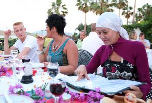 04-07-2009 SHOWBIZZ; RIA BRIEFFIES MET GEZIN HEERLIJK OP VAKANTIE IN TURKIJE. Zij koesterde elk moment met haar familie en vrienden in het zon overgoten Turkije. Lees het zeer aangrijpende verhaal wat Yvonne Hoebe optekende deze week in uw weekblad Prive. Exclusieve foto-s: Albert den Iseger.
Downloads van foto na toestemming van fotograaf.