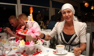 04-07-2009 SHOWBIZZ; RIA BRIEFFIES MET GEZIN HEERLIJK OP VAKANTIE IN TURKIJE. Zij koesterde elk moment met haar familie en vrienden in het zon overgoten Turkije. Lees het zeer aangrijpende verhaal wat Yvonne Hoebe optekende deze week in uw weekblad Prive. Exclusieve foto-s: Albert den Iseger.
Downloads van foto na toestemming van fotograaf.