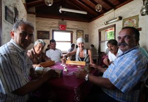 04-07-2009 SHOWBIZZ; RIA BRIEFFIES MET GEZIN HEERLIJK OP VAKANTIE IN TURKIJE. Zij koesterde elk moment met haar familie en vrienden in het zon overgoten Turkije. Lees het zeer aangrijpende verhaal wat Yvonne Hoebe optekende deze week in uw weekblad Prive. Exclusieve foto-s: Albert den Iseger.
Downloads van foto na toestemming van fotograaf.