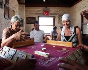 04-07-2009 SHOWBIZZ; RIA BRIEFFIES MET GEZIN HEERLIJK OP VAKANTIE IN TURKIJE. Zij koesterde elk moment met haar familie en vrienden in het zon overgoten Turkije. Lees het zeer aangrijpende verhaal wat Yvonne Hoebe optekende deze week in uw weekblad Prive. Exclusieve foto-s: Albert den Iseger.
Downloads van foto na toestemming van fotograaf.