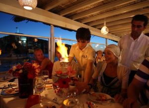 04-07-2009 SHOWBIZZ; RIA BRIEFFIES MET GEZIN HEERLIJK OP VAKANTIE IN TURKIJE. Zij koesterde elk moment met haar familie en vrienden in het zon overgoten Turkije. Lees het zeer aangrijpende verhaal wat Yvonne Hoebe optekende deze week in uw weekblad Prive. Exclusieve foto-s: Albert den Iseger.
Downloads van foto na toestemming van fotograaf.