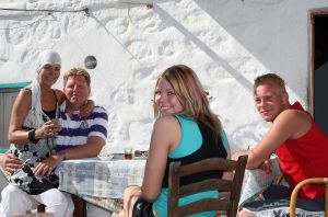 04-07-2009 SHOWBIZZ; RIA BRIEFFIES MET GEZIN HEERLIJK OP VAKANTIE IN TURKIJE. Zij koesterde elk moment met haar familie en vrienden in het zon overgoten Turkije. Lees het zeer aangrijpende verhaal wat Yvonne Hoebe optekende deze week in uw weekblad Prive. Exclusieve foto-s: Albert den Iseger.
Downloads van foto na toestemming van fotograaf.