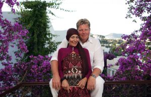 04-07-2009 SHOWBIZZ; RIA BRIEFFIES MET GEZIN HEERLIJK OP VAKANTIE IN TURKIJE. Zij koesterde elk moment met haar familie en vrienden in het zon overgoten Turkije. Lees het zeer aangrijpende verhaal wat Yvonne Hoebe optekende deze week in uw weekblad Prive. Exclusieve foto-s: Albert den Iseger.
Downloads van foto na toestemming van fotograaf.