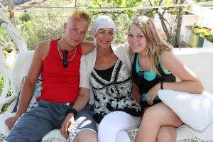 04-07-2009 SHOWBIZZ; RIA BRIEFFIES MET GEZIN HEERLIJK OP VAKANTIE IN TURKIJE. Zij koesterde elk moment met haar familie en vrienden in het zon overgoten Turkije. Lees het zeer aangrijpende verhaal wat Yvonne Hoebe optekende deze week in uw weekblad Prive. Exclusieve foto-s: Albert den Iseger.
Downloads van foto na toestemming van fotograaf.