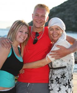 04-07-2009 SHOWBIZZ; RIA BRIEFFIES MET GEZIN HEERLIJK OP VAKANTIE IN TURKIJE. Zij koesterde elk moment met haar familie en vrienden in het zon overgoten Turkije. Lees het zeer aangrijpende verhaal wat Yvonne Hoebe optekende deze week in uw weekblad Prive. Exclusieve foto-s: Albert den Iseger.
Downloads van foto na toestemming van fotograaf.