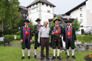 23-07-2009 SHOWBIZZ; EEN WEL HEEL BIJZONDER JUBILEUM IN DE PRACHTIGE ALPEN. Het was het 500 jarige bestaan van het hotel Klosterbrau te Seefeld. Een handvol bekende Nederlanders waren met ons meegekomen om een feestje te bouwen en een golf balletje te slaan. Het feest duurde 3 dagen en iedereen ging de vierde dag weer richting Nederland met gemengde gevoelens, men wilde namelijk langer blijven maar de agenda-s lieten dat niet toe.
foto: Albert den Iseger.