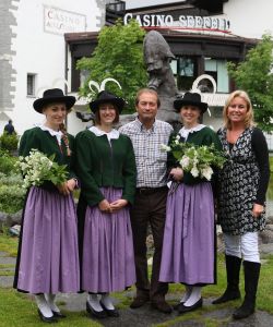 23-07-2009 SHOWBIZZ; EEN WEL HEEL BIJZONDER JUBILEUM IN DE PRACHTIGE ALPEN. Het was het 500 jarige bestaan van het hotel Klosterbrau te Seefeld. Een handvol bekende Nederlanders waren met ons meegekomen om een feestje te bouwen en een golf balletje te slaan. Het feest duurde 3 dagen en iedereen ging de vierde dag weer richting Nederland met gemengde gevoelens, men wilde namelijk langer blijven maar de agenda-s lieten dat niet toe.
foto: Albert den Iseger.