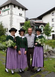 23-07-2009 SHOWBIZZ; EEN WEL HEEL BIJZONDER JUBILEUM IN DE PRACHTIGE ALPEN. Het was het 500 jarige bestaan van het hotel Klosterbrau te Seefeld. Een handvol bekende Nederlanders waren met ons meegekomen om een feestje te bouwen en een golf balletje te slaan. Het feest duurde 3 dagen en iedereen ging de vierde dag weer richting Nederland met gemengde gevoelens, men wilde namelijk langer blijven maar de agenda-s lieten dat niet toe.
foto: Albert den Iseger.