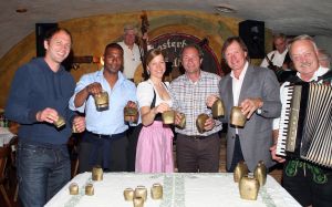 23-07-2009 SHOWBIZZ; EEN WEL HEEL BIJZONDER JUBILEUM IN DE PRACHTIGE ALPEN. Het was het 500 jarige bestaan van het hotel Klosterbrau te Seefeld. Een handvol bekende Nederlanders waren met ons meegekomen om een feestje te bouwen en een golf balletje te slaan. Het feest duurde 3 dagen en iedereen ging de vierde dag weer richting Nederland met gemengde gevoelens, men wilde namelijk langer blijven maar de agenda-s lieten dat niet toe.
foto: Albert den Iseger.