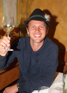 23-07-2009 SHOWBIZZ; EEN WEL HEEL BIJZONDER JUBILEUM IN DE PRACHTIGE ALPEN. Het was het 500 jarige bestaan van het hotel Klosterbrau te Seefeld. Een handvol bekende Nederlanders waren met ons meegekomen om een feestje te bouwen en een golf balletje te slaan. Het feest duurde 3 dagen en iedereen ging de vierde dag weer richting Nederland met gemengde gevoelens, men wilde namelijk langer blijven maar de agenda-s lieten dat niet toe.
foto: Albert den Iseger.