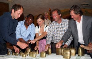 23-07-2009 SHOWBIZZ; EEN WEL HEEL BIJZONDER JUBILEUM IN DE PRACHTIGE ALPEN. Het was het 500 jarige bestaan van het hotel Klosterbrau te Seefeld. Een handvol bekende Nederlanders waren met ons meegekomen om een feestje te bouwen en een golf balletje te slaan. Het feest duurde 3 dagen en iedereen ging de vierde dag weer richting Nederland met gemengde gevoelens, men wilde namelijk langer blijven maar de agenda-s lieten dat niet toe.
foto: Albert den Iseger.