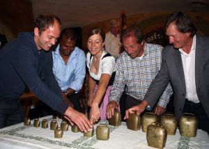23-07-2009 SHOWBIZZ; EEN WEL HEEL BIJZONDER JUBILEUM IN DE PRACHTIGE ALPEN. Het was het 500 jarige bestaan van het hotel Klosterbrau te Seefeld. Een handvol bekende Nederlanders waren met ons meegekomen om een feestje te bouwen en een golf balletje te slaan. Het feest duurde 3 dagen en iedereen ging de vierde dag weer richting Nederland met gemengde gevoelens, men wilde namelijk langer blijven maar de agenda-s lieten dat niet toe.
foto: Albert den Iseger.
