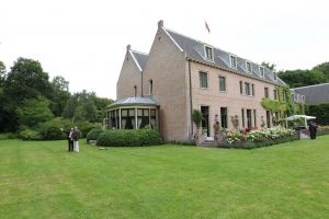 08-07-2010 KONINKLIJK HUIS;  FOTOSESSIE  KONINKLIJK HUIS IN TEKEN VAN ORANJE. Wij waren afgelopen maandag weer verzameld in Wassenaar voor de jaarlijkse fotosessie met het gezin van de kroonprins. Als decor dit maal de villa van Willem Alexander en Maxima. De prinsesjes gingen direct voetballen en Amalia blaasde een toontje lager op de oranje toeter.Daarna poseerde de gehele familie op de diverse lokaties in hun prachtige tuin.
foto: Albert den Iseger.
