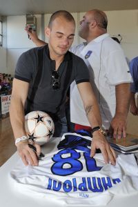 22-07-2010 SHOWBIZZ; HUWELIJK VAN YOLANTHE EN WESLEY SNEIJDER IN CASTELNUOVO BERARDENGA ITALIE. Het kleine dorpje midden in het prachtig Chianti gebied leek veel op Hollywood. Veel prominente voetballers waren aanwezig oa. Lamico Montari_Patrick Kluivert_Rafael van de Vaart_Pierre van Hooijdonk_Marco Branca_Christian Chivu en Cordoba. Nederlandse sterren waren oa. De gehele familie Froger_ Ivo Niehe_Mark van Eeuwen_Erik Kuster en Slivie van der Vaart. Rosanna Lima de huwelijksplanner van het gouden stel genoot van haar mooi uitgedachte huwelijksplan. Het was een waar sprookjes huwelijk in een te mooie omgeving.
foto: Albert den Iseger.