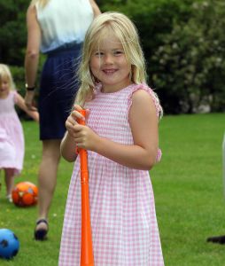08-07-2010 KONINKLIJK HUIS;  FOTOSESSIE  KONINKLIJK HUIS IN TEKEN VAN ORANJE. Wij waren afgelopen maandag weer verzameld in Wassenaar voor de jaarlijkse fotosessie met het gezin van de kroonprins. Als decor dit maal de villa van Willem Alexander en Maxima. De prinsesjes gingen direct voetballen en Amalia blaasde een toontje lager op de oranje toeter.Daarna poseerde de gehele familie op de diverse lokaties in hun prachtige tuin.
foto: Albert den Iseger.
