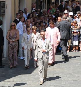 22-07-2010 SHOWBIZZ; HUWELIJK VAN YOLANTHE EN WESLEY SNEIJDER IN CASTELNUOVO BERARDENGA ITALIE. Het kleine dorpje midden in het prachtig Chianti gebied leek veel op Hollywood. Veel prominente voetballers waren aanwezig oa. Lamico Montari_Patrick Kluivert_Rafael van de Vaart_Pierre van Hooijdonk_Marco Branca_Christian Chivu en Cordoba. Nederlandse sterren waren oa. De gehele familie Froger_ Ivo Niehe_Mark van Eeuwen_Erik Kuster en Slivie van der Vaart. Rosanna Lima de huwelijksplanner van het gouden stel genoot van haar mooi uitgedachte huwelijksplan. Het was een waar sprookjes huwelijk in een te mooie omgeving. 
foto: Albert den Iseger.