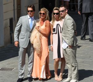 22-07-2010 SHOWBIZZ; HUWELIJK VAN YOLANTHE EN WESLEY SNEIJDER IN CASTELNUOVO BERARDENGA ITALIE. Het kleine dorpje midden in het prachtig Chianti gebied leek veel op Hollywood. Veel prominente voetballers waren aanwezig oa. Lamico Montari_Patrick Kluivert_Rafael van de Vaart_Pierre van Hooijdonk_Marco Branca_Christian Chivu en Cordoba. Nederlandse sterren waren oa. De gehele familie Froger_ Ivo Niehe_Mark van Eeuwen_Erik Kuster en Slivie van der Vaart. Rosanna Lima de huwelijksplanner van het gouden stel genoot van haar mooi uitgedachte huwelijksplan. Het was een waar sprookjes huwelijk in een te mooie omgeving.
foto: Albert den Iseger.
