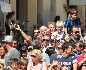 22-07-2010 SHOWBIZZ; HUWELIJK VAN YOLANTHE EN WESLEY SNEIJDER IN CASTELNUOVO BERARDENGA ITALIE. Het kleine dorpje midden in het prachtig Chianti gebied leek veel op Hollywood. Veel prominente voetballers waren aanwezig oa. Lamico Montari_Patrick Kluivert_Rafael van de Vaart_Pierre van Hooijdonk_Marco Branca_Christian Chivu en Cordoba. Nederlandse sterren waren oa. De gehele familie Froger_ Ivo Niehe_Mark van Eeuwen_Erik Kuster en Slivie van der Vaart. Rosanna Lima de huwelijksplanner van het gouden stel genoot van haar mooi uitgedachte huwelijksplan. Het was een waar sprookjes huwelijk in een te mooie omgeving. 
foto: Albert den Iseger.
