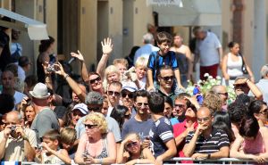 22-07-2010 SHOWBIZZ; HUWELIJK VAN YOLANTHE EN WESLEY SNEIJDER IN CASTELNUOVO BERARDENGA ITALIE. Het kleine dorpje midden in het prachtig Chianti gebied leek veel op Hollywood. Veel prominente voetballers waren aanwezig oa. Lamico Montari_Patrick Kluivert_Rafael van de Vaart_Pierre van Hooijdonk_Marco Branca_Christian Chivu en Cordoba. Nederlandse sterren waren oa. De gehele familie Froger_ Ivo Niehe_Mark van Eeuwen_Erik Kuster en Slivie van der Vaart. Rosanna Lima de huwelijksplanner van het gouden stel genoot van haar mooi uitgedachte huwelijksplan. Het was een waar sprookjes huwelijk in een te mooie omgeving. 
foto: Albert den Iseger.