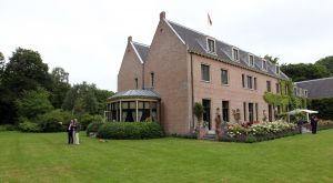 08-07-2010 KONINKLIJK HUIS;  FOTOSESSIE  KONINKLIJK HUIS IN TEKEN VAN ORANJE. Wij waren afgelopen maandag weer verzameld in Wassenaar voor de jaarlijkse fotosessie met het gezin van de kroonprins. Als decor dit maal de villa van Willem Alexander en Maxima. De prinsesjes gingen direct voetballen en Amalia blaasde een toontje lager op de oranje toeter.Daarna poseerde de gehele familie op de diverse lokaties in hun prachtige tuin.
foto: Albert den Iseger.
