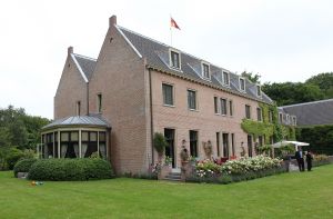 08-07-2010 KONINKLIJK HUIS;  FOTOSESSIE  KONINKLIJK HUIS IN TEKEN VAN ORANJE. Wij waren afgelopen maandag weer verzameld in Wassenaar voor de jaarlijkse fotosessie met het gezin van de kroonprins. Als decor dit maal de villa van Willem Alexander en Maxima. De prinsesjes gingen direct voetballen en Amalia blaasde een toontje lager op de oranje toeter.Daarna poseerde de gehele familie op de diverse lokaties in hun prachtige tuin.
foto: Albert den Iseger.