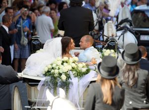 22-07-2010 SHOWBIZZ; HUWELIJK VAN YOLANTHE EN WESLEY SNEIJDER IN CASTELNUOVO BERARDENGA ITALIE. Het kleine dorpje midden in het prachtig Chianti gebied leek veel op Hollywood. Veel prominente voetballers waren aanwezig oa. Lamico Montari_Patrick Kluivert_Rafael van de Vaart_Pierre van Hooijdonk_Marco Branca_Christian Chivu en Cordoba. Nederlandse sterren waren oa. De gehele familie Froger_ Ivo Niehe_Mark van Eeuwen_Erik Kuster en Slivie van der Vaart. Rosanna Lima de huwelijksplanner van het gouden stel genoot van haar mooi uitgedachte huwelijksplan. Het was een waar sprookjes huwelijk in een te mooie omgeving.
foto: Albert den Iseger.