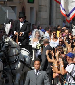22-07-2010 SHOWBIZZ; HUWELIJK VAN YOLANTHE EN WESLEY SNEIJDER IN CASTELNUOVO BERARDENGA ITALIE. Het kleine dorpje midden in het prachtig Chianti gebied leek veel op Hollywood. Veel prominente voetballers waren aanwezig oa. Lamico Montari_Patrick Kluivert_Rafael van de Vaart_Pierre van Hooijdonk_Marco Branca_Christian Chivu en Cordoba. Nederlandse sterren waren oa. De gehele familie Froger_ Ivo Niehe_Mark van Eeuwen_Erik Kuster en Slivie van der Vaart. Rosanna Lima de huwelijksplanner van het gouden stel genoot van haar mooi uitgedachte huwelijksplan. Het was een waar sprookjes huwelijk in een te mooie omgeving.
foto: Albert den Iseger.