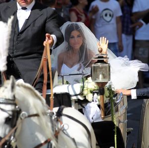 22-07-2010 SHOWBIZZ; HUWELIJK VAN YOLANTHE EN WESLEY SNEIJDER IN CASTELNUOVO BERARDENGA ITALIE. Het kleine dorpje midden in het prachtig Chianti gebied leek veel op Hollywood. Veel prominente voetballers waren aanwezig oa. Lamico Montari_Patrick Kluivert_Rafael van de Vaart_Pierre van Hooijdonk_Marco Branca_Christian Chivu en Cordoba. Nederlandse sterren waren oa. De gehele familie Froger_ Ivo Niehe_Mark van Eeuwen_Erik Kuster en Slivie van der Vaart. Rosanna Lima de huwelijksplanner van het gouden stel genoot van haar mooi uitgedachte huwelijksplan. Het was een waar sprookjes huwelijk in een te mooie omgeving.
foto: Albert den Iseger.