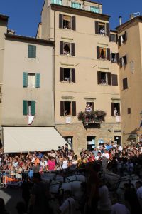 22-07-2010 SHOWBIZZ; HUWELIJK VAN YOLANTHE EN WESLEY SNEIJDER IN CASTELNUOVO BERARDENGA ITALIE. Het kleine dorpje midden in het prachtig Chianti gebied leek veel op Hollywood. Veel prominente voetballers waren aanwezig oa. Lamico Montari_Patrick Kluivert_Rafael van de Vaart_Pierre van Hooijdonk_Marco Branca_Christian Chivu en Cordoba. Nederlandse sterren waren oa. De gehele familie Froger_ Ivo Niehe_Mark van Eeuwen_Erik Kuster en Slivie van der Vaart. Rosanna Lima de huwelijksplanner van het gouden stel genoot van haar mooi uitgedachte huwelijksplan. Het was een waar sprookjes huwelijk in een te mooie omgeving.
foto: Albert den Iseger.